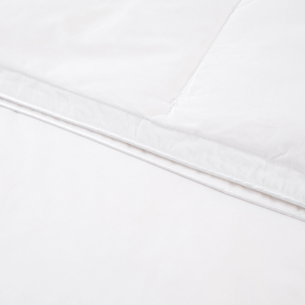 Hoge Kwaliteit Vulling: Bevat 90% veren en 10% dons voor optimale warmte.