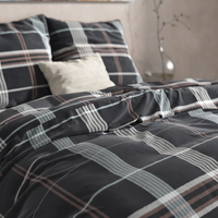 Flanel Bruce Taupe dekbedovertrek set die elegantie en warmte toevoegt aan elke slaapruimte
