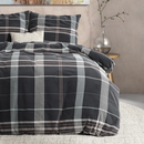 Tijdloze elegantie met de Bruce Taupe dekbedovertrek set van premium flanel.